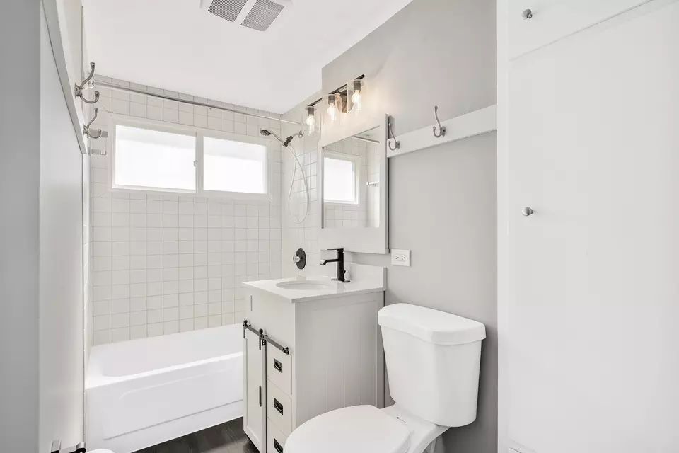 Bath - 419 Lincoln Ave, Downers Grove, IL 60515 photo 2 of 2