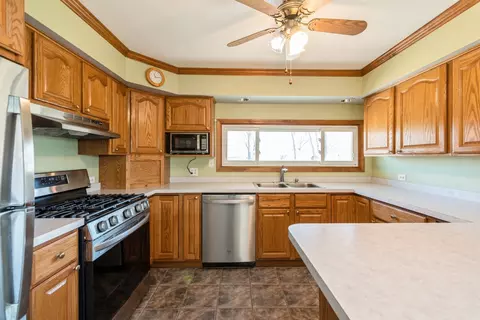 Kitchen - 2802 Stilling Blvd, Mchenry, IL 60050 photo 2 of 4