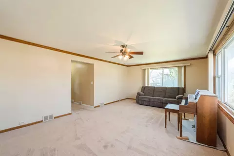 Living - 2802 Stilling Blvd, Mchenry, IL 60050 photo 2 of 5