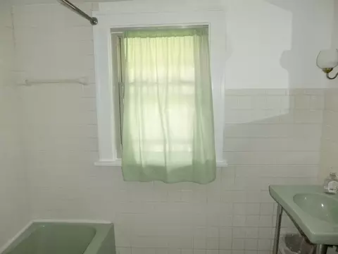 Bath - 16902 Page Ave, Hazel Crest, IL 60429 photo 2 of 2