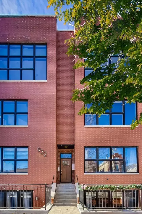 932 N Racine Ave #2N, Chicago, IL 60642