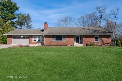 525 Shabbona Trl, Batavia, IL 60510