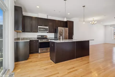 803 Lee St, Des Plaines, IL 60016 photo 2