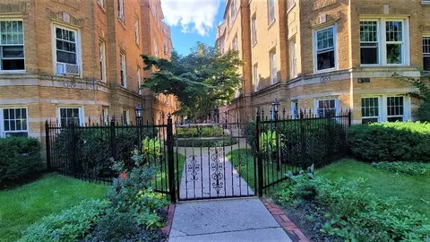 1353 W Greenleaf Ave #3F, Chicago, IL 60626