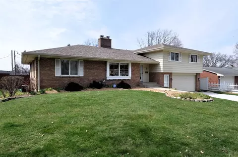 910 Tamarack Ln, Rockford, IL 61107