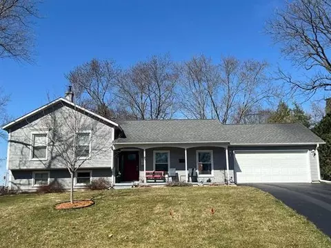 3 Aspen Dr, Mount Carroll, IL 61053
