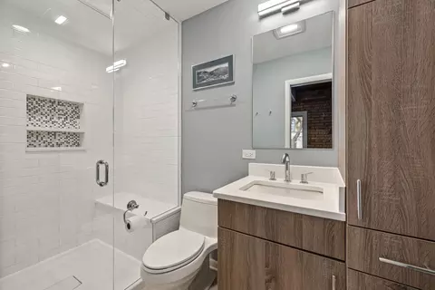 Bath - 1719 N Mohawk St #E, Chicago, IL 60614 photo 2 of 3