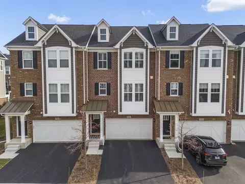 912 Coletta Cir, Naperville, IL 60563