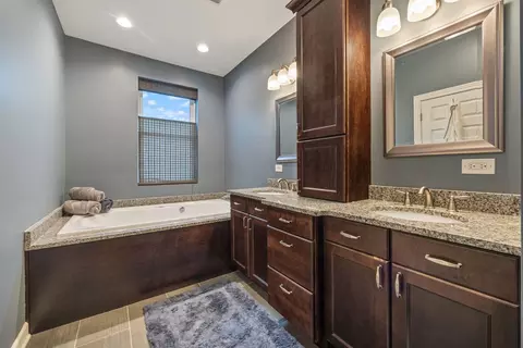 Bath - 2417 N Avers Ave, Chicago, IL 60647 photo 2 of 6