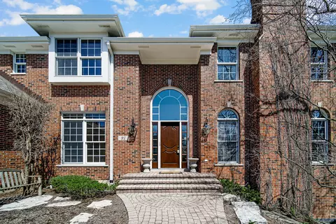 91 Muirfield Cir, Wheaton, IL 60189