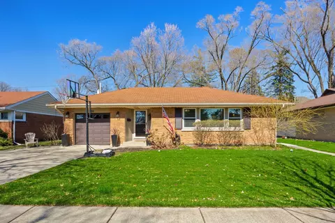806 W Milburn Ave, Mount Prospect, IL 60056