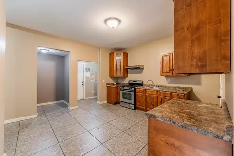 Entry Way - 505 E Jackson St, Joliet, IL 60432 photo 3 of 9