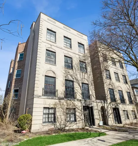 1024 Pleasant St #4, Oak Park, IL 60302
