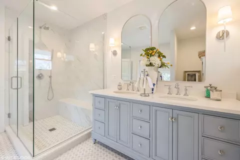 Bath - 708 Forest Ave, Oak Park, IL 60302 photo 1 of 2
