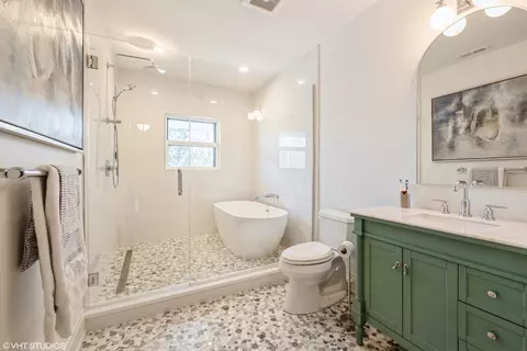 Bath - 708 Forest Ave, Oak Park, IL 60302 photo 2 of 2
