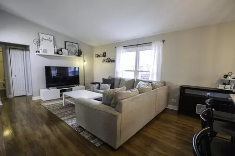 Living - 1111 Shagbark Ct, Hoffman Estates, IL 60192 photo 3 of 5