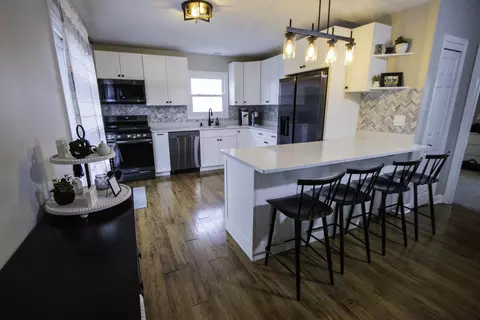 Kitchen - 1111 Shagbark Ct, Hoffman Estates, IL 60192 photo 2 of 2