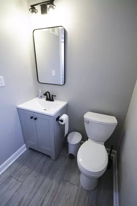 Bath - 1111 Shagbark Ct, Hoffman Estates, IL 60192 photo 5 of 5