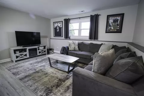 Living - 1111 Shagbark Ct, Hoffman Estates, IL 60192 photo 2 of 5