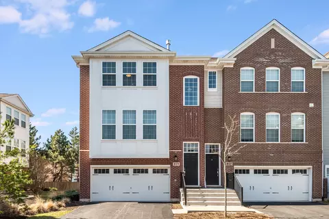 819 Paisley Ct, Naperville, IL 60540
