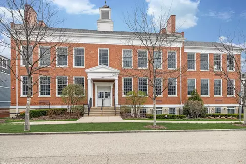 154 School St #102, Libertyville, IL 60048