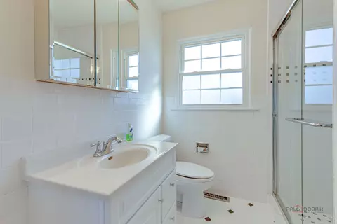 Bath - 625 Sandy Ln, Des Plaines, IL 60016 photo 1 of 3