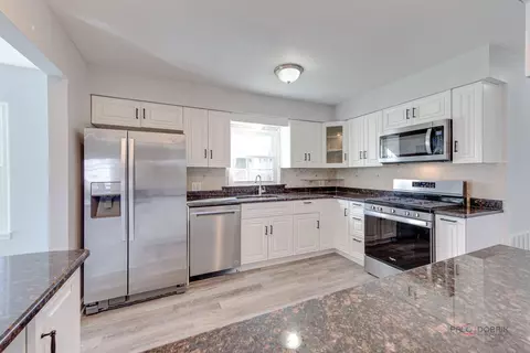 Kitchen - 625 Sandy Ln, Des Plaines, IL 60016 photo 1 of 4