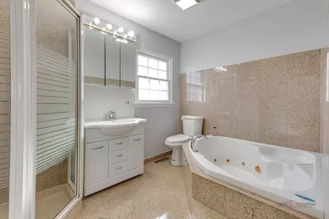 Bath - 625 Sandy Ln, Des Plaines, IL 60016 photo 2 of 3