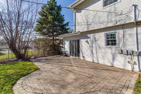 Exterior - 625 Sandy Ln, Des Plaines, IL 60016 photo 2 of 4