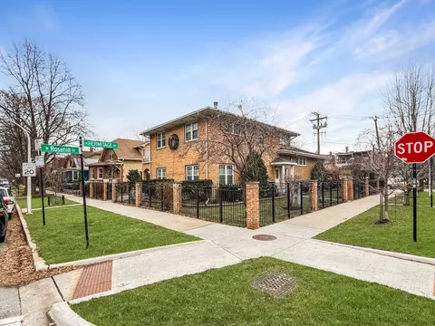 1733 W Rosehill Dr, Chicago, IL 60660
