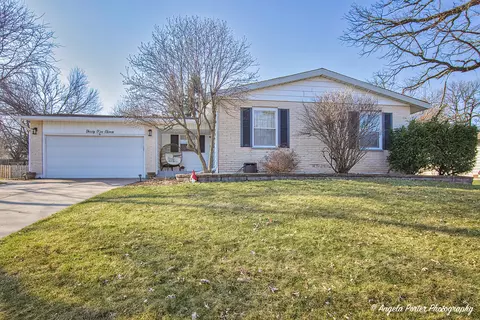 4511 Sussex Dr, Mchenry, IL 60050