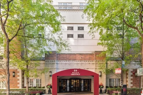 21 W Chestnut St #1310, Chicago, IL 60610