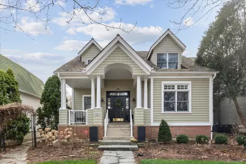 321 Granby Rd, Lake Forest, IL 60045