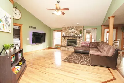 18523 Pawnee Ln, Danvers, IL 61732 photo 2