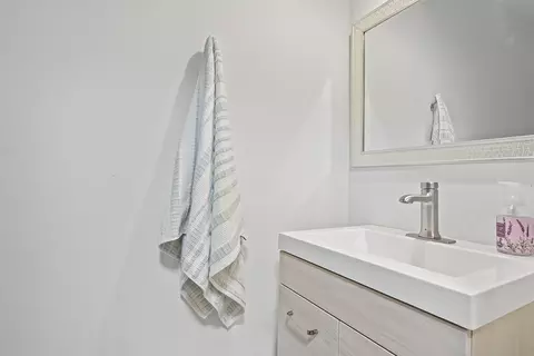 Bath - 21 Champlain Rd, South Barrington, IL 60010 photo 4 of 8