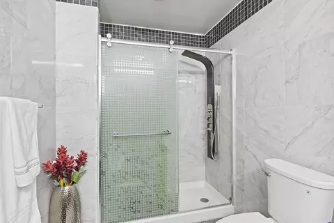 Bath - 21 Champlain Rd, South Barrington, IL 60010 photo 3 of 8