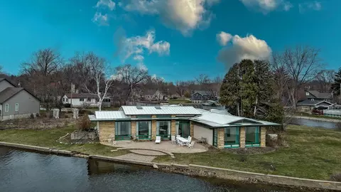 321 Knollwood Rd, Ingleside, IL 60041