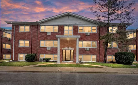10113 Hartford Ct #1B, Schiller Park, IL 60176
