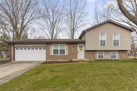 117 S River Rd, Naperville, IL 60540