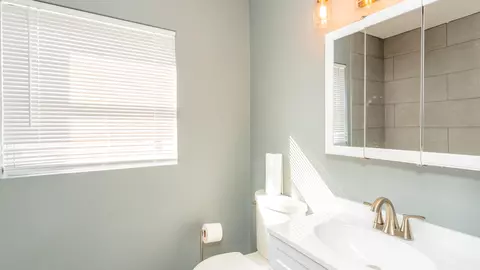 Bath - 10026 S Aberdeen St, Chicago, IL 60643 photo 1 of 2