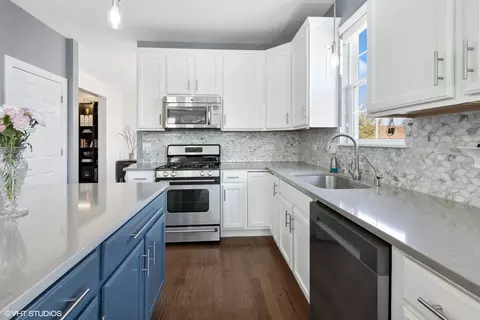 Kitchen - 2025 Crosswind Dr, Plainfield, IL 60586 photo 3 of 5