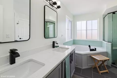 Bath - 2025 Crosswind Dr, Plainfield, IL 60586 photo 2 of 7
