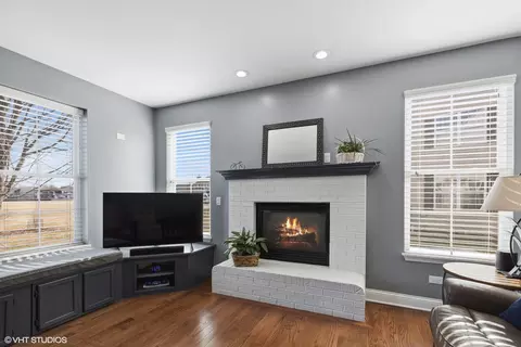 Living - 2025 Crosswind Dr, Plainfield, IL 60586 photo 2 of 5