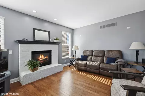 Living - 2025 Crosswind Dr, Plainfield, IL 60586 photo 3 of 5
