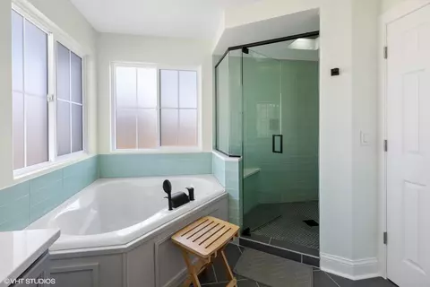 Bath - 2025 Crosswind Dr, Plainfield, IL 60586 photo 3 of 7