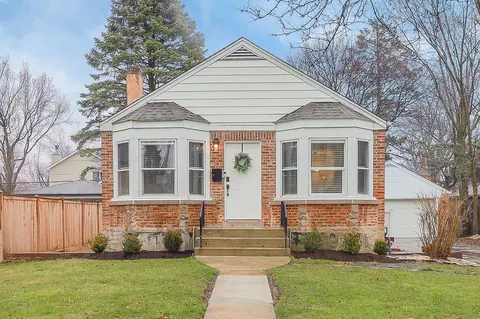 25 Hiawatha Dr, Clarendon Hills, IL 60514