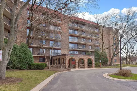111 S Baybrook Dr #301, Palatine, IL 60074