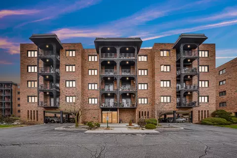 9374 Landings Ln #502, Des Plaines, IL 60016