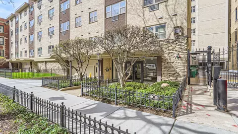 420 W Aldine Ave #201, Chicago, IL 60657