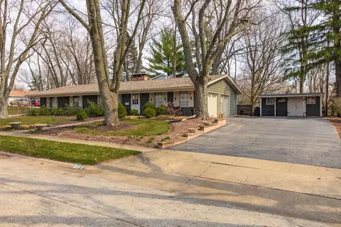 609 Northway Ln, Bloomington, IL 61701